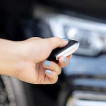 Autoleasing-Kundin hat Ärger mit Cembra Hand mit Autoschlüssel - Eine Kundin der Kreditfirma Cembra kauft sich vorzeitig aus ihrem Leasingvertrag frei. Zuerst will man ihr nicht sagen, wie viel sie noch bezahlen soll – und dann wartet sie endlos lange auf eine nachvollziehbare Schlussabrechnung