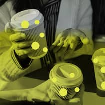 Kaffee im Kartonbecher? Besser nicht in der Schweiz! Illustration: Kaffeebecher mit giftigen Punkten - In der EU gelten ab sofort strenge Grenzwerte für PFAS-haltige Materialien, die mit Lebensmitteln in Kontakt kommen. Schweizer Konsumentinnen und Konsumenten bleiben den Ewigkeitschemikalien noch Jahre ausgesetzt