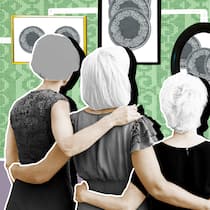 Wer erbt in welcher Reihenfolge? Drei Frauen stehen vor einer grünen Wand in einem Wohnzimmer. An der Wand hängen Familienfotos und gerahmte Bilder, die eine Münze enthalten. Wer in welcher Reihenfolge bei einer Erbschaft zum Zug kommt, ist genau festgelegt. Das gilt im Erbrecht.