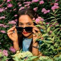 Ihre Familie sprach ein Jahr lang nicht mit ihr Porträtbild: Mina Norouzi blickt über ihre Sonnenbrille in die Kamera.