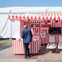 So ein Messe-Schnäppchen kann Sie teuer zu stehen kommen Ein Messestand in der Schweiz. Wer sich an einer Werbeveranstaltung überrumpeln lässt und teure Ware kauft, kann vom Vertrag zurücktreten. An der Messe gilt das nicht.