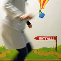 Müssen Eltern ihre Kinder selbst pflegen? Medizinisches Personal eilt durch den Korridor