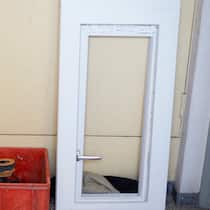 Fensterbauer kassiert 10’000 Franken – und taucht ab Fenster bereit zur Montage: Wo ist der Handwerker? Fensterbauer nimmt 10'000 Franken Anzahlung – und taucht ab Wie ein Handwerker eine Rentnerin im Stich liess – und warum er kein gewöhnlicher Abzocker ist.