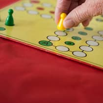 Armut im Alter: Die Spätfolgen der Drillingsgeburt Brettspiel