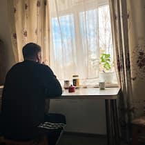 Wie Zürich Ukrainer in den Krieg ausschafft Rückgeschaffter Ukrainer in geheimer Wohnung in der Ukraine.