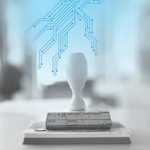 Der Staat wird immer künstlich intelligenter Symbolbild Stempel und Computergrafik: Algorithmen helfen der Polizei – und künftig vielleicht der Kesb. Was alles wo im Einsatz ist, weiss niemand.