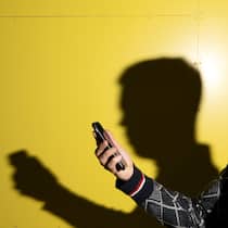 Die Polizei verdächtigt das Spoofing-Opfer Opfer Cedric Schmid anonymisiert im Bild. Polizei Spoofing Opfer Betrug Smartphone