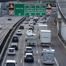 So bringt man mehr Leute ins Auto Stau auf der Autobahn A1: Beobachter PlusAutobahn-Abstimmung So bringt man mehr Leute ins Auto Autobahnen sollen ausgebaut werden – doch es gäbe eine viel günstigere und effizientere Lösung: Fahrgemeinschaften oder Carpooling.