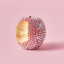 366’000 Franken – so krass wird das Arbeiten bestraft Angebissener Apfel mit Fake-Diamanten bedeckt - Wer sein Leben mit dem eigenen Lohn finanziert, zahlt Hunderttausende Franken mehr Steuern und Abgaben als Leute, die auf eine Erbschaft zurückgreifen können. Vor allem Menschen mit mittleren Einkommen kommt Nichterben teuer zu stehen