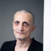 «Ich glaube, dass ich langsam einen Schlussstrich ziehen kann» Porträt von Sascha Weder - Seine Mutter wurde ermordet, als er sieben war. Ein Täter wurde nie verurteilt. In der Podcast-Serie «Overkill» hat er erstmals seine Geschichte erzählt. Wie ist es ihm seither ergangen