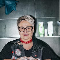 ... warum frisieren Sie Obdachlose? Portraitserie von Karin Flückiger-Stern und ihrem Team vom Verein KAR-LI, fotografiert am Sonntag, 30. November 2025, in einem Kellergeschoss in der Berner Innenstadt. Karin Flückiger-Stern, Coiffeuse aus dem Bernbiet, geht seit 2017 mit ihren Mits…