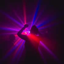 Jetzt soll die Generation X unsere Clubs retten Tanzende Menschen im Club - Junge Menschen feiern und trinken weniger. Für Nachtclubs ist das ein Problem. Deshalb umgarnen die Clubs jetzt ein neues Publikum: die Alten.