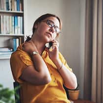 Wie den Stress im Job reduzieren? Frau ist gestresst im Homeoffice