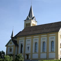 Heiliger Bimbam! Wo Krach zum Kulturgut wird Pfarrkirche St. Laurentius in Schwyz - Verkehr, Baustellen, kopulierende Nachbarn: Lärm ist des Schweizers Feind. Nur in Reichenburg SZ freut man sich über nächtliches Glockengebimmel