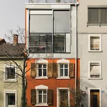 Das war einmal ein dunkler Basler Altbau Das Haus - Eine Hausbesitzerin stellt für mehr Lebensqualität alles auf den Kopf: Nach dem Umbau wird oben gelebt und unten geschlafen – ein Plädoyer für unkonventionelle Raumkonzepte