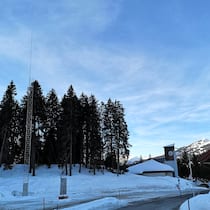 Roger Federer und der Knatsch um die 5G-Antenne Fotomontage mit Bild der Antenne und Umgebung sowie Roger Federer