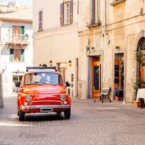 Muss ich die Verkehrsbusse aus Italien bezahlen? Auto parkiert in einer kleinen italienischen Gasse