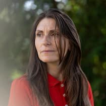 Zürcher Familie schläft zu fünft auf 12 Quadratmetern Marina Martinovic im Porträt - Eine Familie lebt seit Wochen in einem Zimmer. Das einzige, das nicht von Schimmel befallen ist. Und die Verwaltung? Sie bietet der Familie eine verschimmelte Ersatzwohnung an