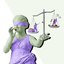 Wann eine Richterin als befangen gilt – und wann nicht Justizia isst eine Kirsche, auf ihrer Waage wirft ein kleiner Mensch einen anderen mit Kirschen ab. Wann ein Richter als befangen gilt.