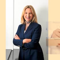 «Man fürchtet, Tausende Urteile nochmals überprüfen zu müssen» Anwältin Bettina Umhang mit einem Bild einer Patientenakte.