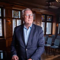 «Es gibt leider keine Veränderung ohne Opfer» <p>Philipp Welti war vier Jahre Schweizer Botschafter im Iran und gründete später die Wirtschaftskammer Schweiz-Iran. Der studierte Jurist ist mit der früheren SVP-Generalsekretärin und späteren Generalsekretärin der Bergier-Kommission Myrtha Welti verheiratet und hat drei Kinder, darunter die Sängerin Sophie Hunger. Er lebt in Zürich.</p>