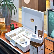 Teuer bezahlte Cremetiegel Produkte von Individuel Cosmetique sind im Schaufenster ausgestellt