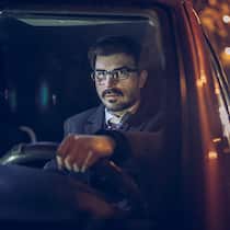 Wieso sehe ich nachts nichts? Mann fährt nachts Auto