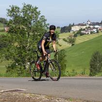 Die neuen Bergköniginnen Dana Broger mit dem Rennvelo unterwegs
