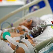 Medizinische Hilfe um jeden Preis? Ein Mann wird in einem Spital künstlich beatmet und mit weiteren medizinischen Massnahmen am Leben gehalten.