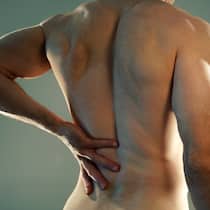 Die grössten Irrtümer Ein Mann hält sich den schmerzenden Rücken.