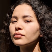 Sie gründet eine geheime Schule für afghanische Mädchen Porträt von Mahbube Ibrahimi – sie flüchtete allein in die Schweiz und startete das Projekt «Wild Flower». Die Online-Schule trotzt dem Bildungsverbot der Taliban und gibt 270 Afghaninnen Hoffnung