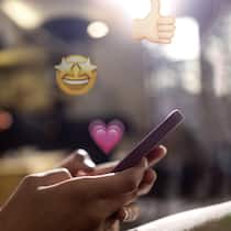 Familienbegleiter wollte mit 14-Jähriger nach London Collage: Mädchenhände mit Smartphone und WhatsApp Emojis - Er überhäuft die 14-jährige Tochter mit Geschenken und schickte der Mutter ein Video, in dem er sich selbst befriedigt. Jetzt ermittelt die Staatsanwaltschaft gegen den ehemaligen Leiter einer Familienbegleitung