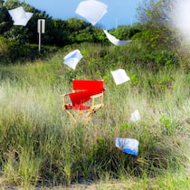 Pfleger nahm mit Sterbetouristen über 150’000 Franken ein Roter Sessel auf Wiese, Papier flattert im Wind - Jedes Jahr reisen Hunderte aus dem Ausland in die Schweiz, um zu sterben. Sie sind bereit, dafür viel Geld zu bezahlen. Vertrauliche Dokumente zeigen, wie sich der Sterbetourismus vor einigen Jahren dramatisch verändert hat