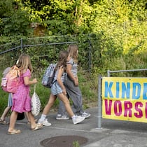 So entschärfen Sie die Gefahren auf dem Schulweg Ihrer Kinder Primarschueler der Schule Laubegg machen sich auf den Weg zur Schule, am ersten Tag des neuen Schuljahres, am Monatg, 11. Augsut 2025, in Bern. (KEYSTONE/Til Buergy).SCHWEIZ SCHULBEGINN 2025 BERN