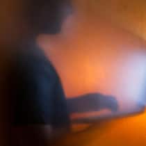 Vorbestrafter Vater darf kleine Tochter nicht besuchen Silhouette eines Mannes mit Laptop -Er wurde unter anderm wegen Waffenbesitzes und Behörden verurteilt. Trotzdem forderte ein Vater das Besuchsrecht ein. Das Bundesgericht erteilte ihm eine klare Absage