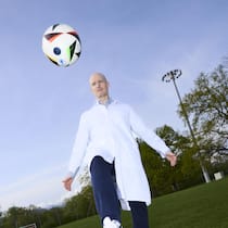 ... leiden Sie mit, wenn unsere Nati-Spieler gefoult werden? Philippe Tscholl jongliert mit einem Fussball - Für die Schweizer Fussball-Nati steht die Gesundheit an erster Stelle: Teamarzt Philippe Tscholl bereitet die Spieler auf die WM in Nordamerika vor – inklusive Jetlag-Training