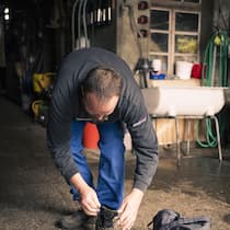 Er tauschte die Klinik gegen den Kuhstall Reto Brunner bindet sich die Schuhe - Reto Brunner leidet an einer bipolaren Störung. Statt in der Klinik lebt er nun bei einer Gastfamilie im Berner Oberland. Die Arbeit im Stall gibt ihm Halt. Ein Besuch zeigt, wie Care Farming funktioniert