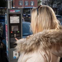 Sicherheitsfirma setzt Denner-Kundin wegen Parkbusse unter Druck Die Denner-Kundin von hinten bei der Parksäule - Eine Denner-Kundin parkiert auf dem Denner-Parkplatz. Trotzdem verlangt eine Sicherheitsfirma 50 Franken Umtriebsentschädigung. So nicht, sagt der Beobachter