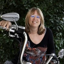 Von der Menopause ausgebremst Andrea Florio auf ihrem Motorrad: Tabuthema Wechseljahre Von der Menopause ausgebremst Viele Frauen kommen in den Wechseljahren im Job an ihre Grenzen. Etliche reduzieren ihr Pensum oder steigen aus. Warum das aufhören muss. Und was Firmen tun können
