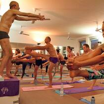 Halbnackt in der Hitze Bikram-Yoga