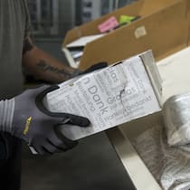 Online einkaufen im Ausland wird einfacher Ein Paket wird sortiert im Paketzentrum in Haerkingen am Mittwoch, 6. April 2016. Seit der Inbetriebnahme des Zentrums im Jahr 1999 wurden eine Milliarde Pakete sortiert. Die Post hat 2015 mit 115 Millionen Paketen so viele Pakete transportiert wie noch nie. Um die Paketverarbeitung und die Zustellung weiterhin zu gewaehrleisten, wurden 60 Millionen Franken in neue Sortieranlagen investiert, rund 20 Millionen davon in Haerkingen. (KEYSTONE/Georgios Kefalas)