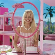 Ein schlanker Hals wie Barbie Wegen des Barbie-Films lassen sich Frauen Botox in den Nacken spritzen, um einen schlanken Hals zu bekommen.