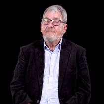 Er kämpft für Opfer sexuellen Missbrauchs Prix Courage Kandidat Albin Reichmuth sitzt im weissen Hemd und dunklem Anzug vor schwarzem Hintergrund.