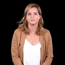 Sie hilft Opfern nach einer Vergewaltigung Kandidatin Cindy Kronenberg sitzt in weissem Oberteil und braunem Blouson vor schwarzem Hintergrund.