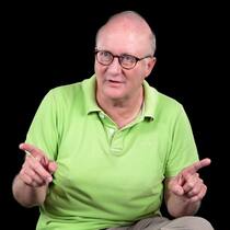 Er entlarvt die Tricks bei der Zweitwohnung Prix Courage 2021 Kandidat Peter Roth sitzt im grünen T-Shirt vor einem schwarzen Hintergrund.