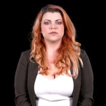 Sie holte einen Mann zurück ins Leben Kandidatin Jelena Vorburger sitzt im weissen Oberteil und dunklem Blouson vor schwarzem Hintergrund.