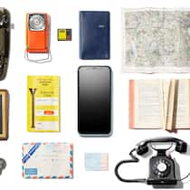 Wer nicht mitmacht, wird abgehängt iPhone umgeben von Schreibmaschine, Jassset, Filmrolle, Münzen, Taschenlampe, Speicherkarte, Boardingpass, Brief, Billett, Agenda, Wanderkarte, Buch, Telefon, Taschenrechner, Wecker, Nintendo. Die Digitalisierung frisst eine Schneise in unsere Gesellschaft. Was passiert mit denen, die ohne Internet leben?