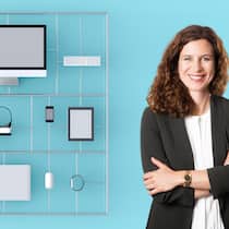 «Es wird mitnichten alles besser, was man digital löst» Sarah Genner vor blauem Hintergrund mit elektronischen Geräten wie Computer, Maus und Tastatur. Expertin Sarah Genner hält digitale Transformationsprozesse für eine grosse Chance. Wenn man sie richtig anpackt. Und niemanden ausschliesst.