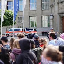 Polizeieinsatz an der Uni Zürich: «Rechtlich nicht haltbar» Eine gruppe Pro-Palästina Demonstrierende steht vor dem polizeilich gesperrten Eingang der Uni Zürich