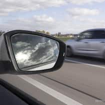 Rechts überholen? Nein! Rechts vorbeifahren? Jein Cars drive past an electricity pylon on the highway A1, pictured in Egerkingen in the Canton of Solothurn, Switzerland, on October 30, 2017. (KEYSTONE/Gaetan Bally)Autos fahren auf der Autobahn A1 an einem Strommast vorbei, aufgenommen am 30. Oktober 2017 in Egerkingen im Kanton Solothurn. (KEYSTONE/Gaetan Bally)
